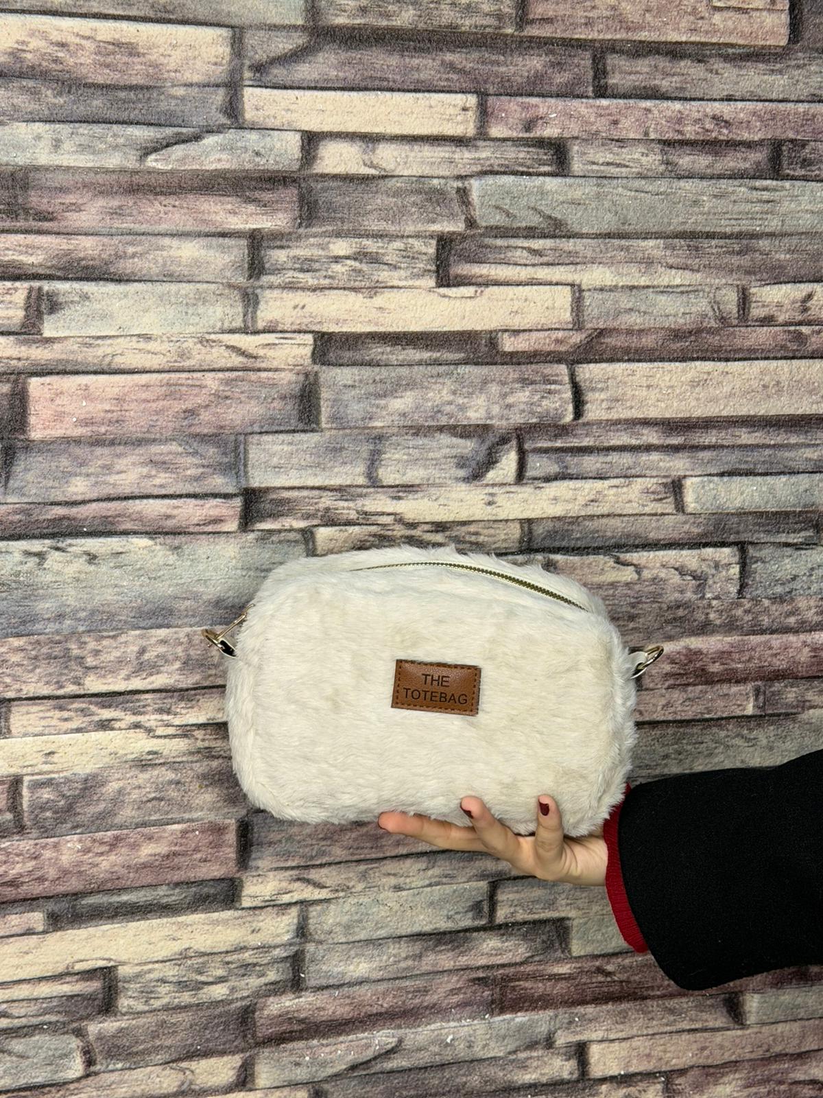 Beyaz Peluş Omuz Çantası (Ürün No:82)