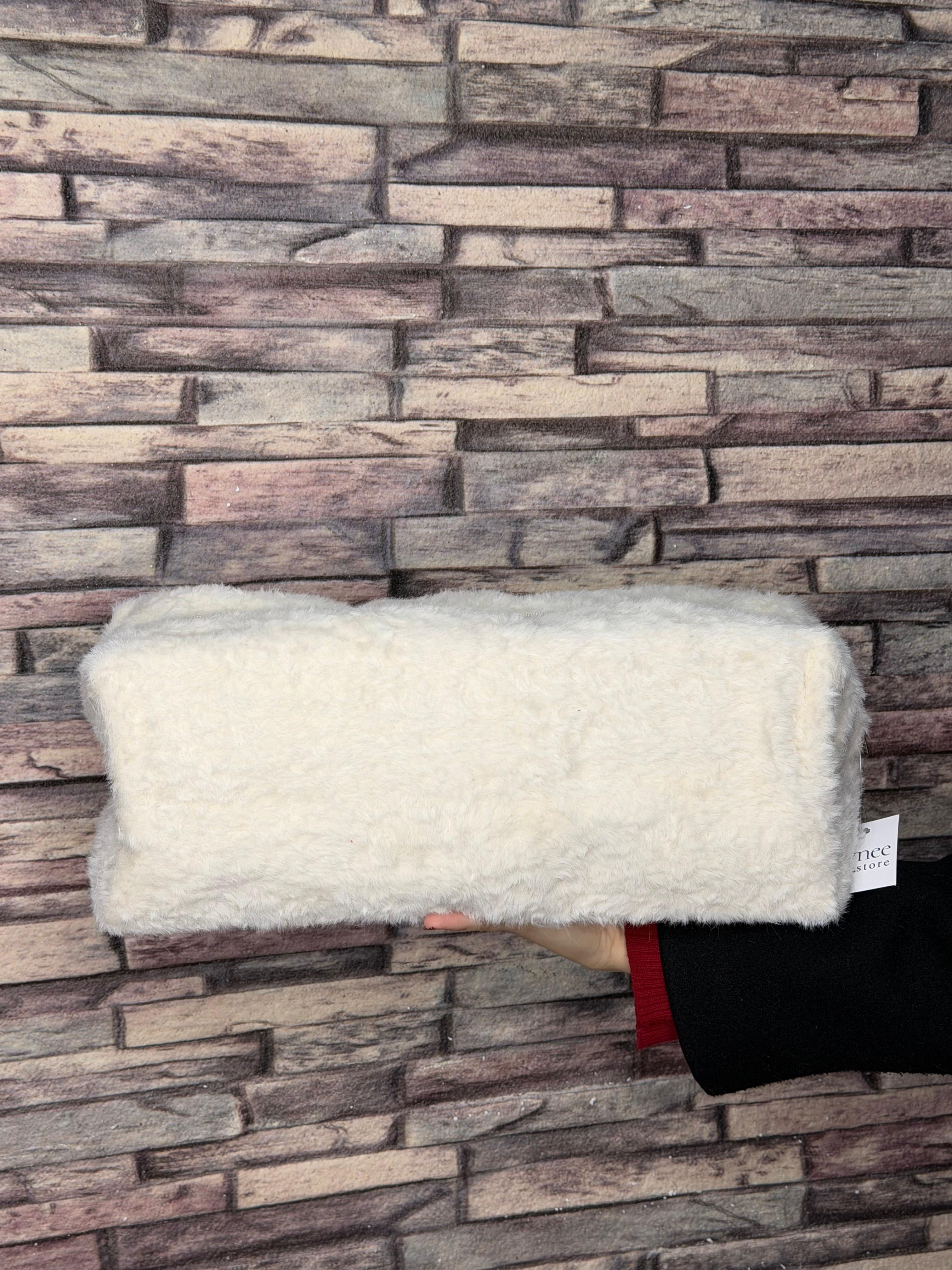 Beyaz Peluş Büyük Makyaj Çantası (Ürün No:97)